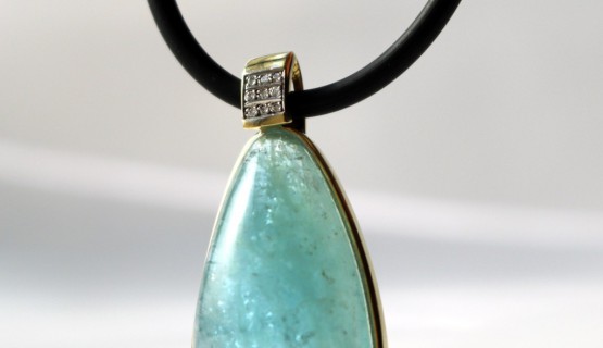 Aquamarinanh&auml;nger gefasst in 585/-Gelbgold mit Brillanten.