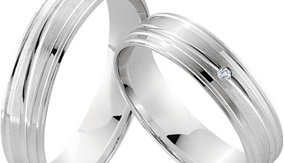 Ringe aus Wei&szlig;gold mit auff&auml;lligem Streifenmuster und einem Brillanten