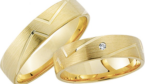 Ringe in Gelbgold mit raffiniertem Zickzackmuster und Brillanten 